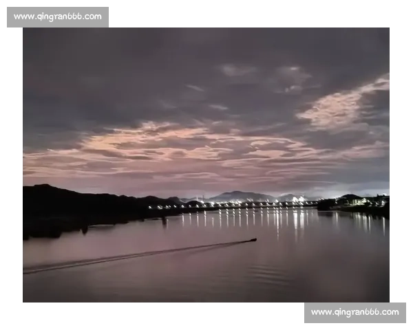 夜骑西湖：杭州青年的浪漫通勤美学