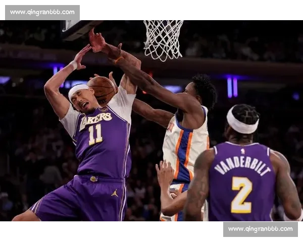 尼克斯鏖战湖人全场攻防拉锯明星对决引爆赛场季后卡位焦点之夜