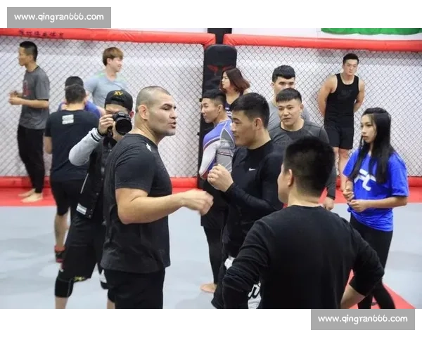 UFC锤子vs凯恩巅峰对决解析力量技术与时代意义历史回顾全景